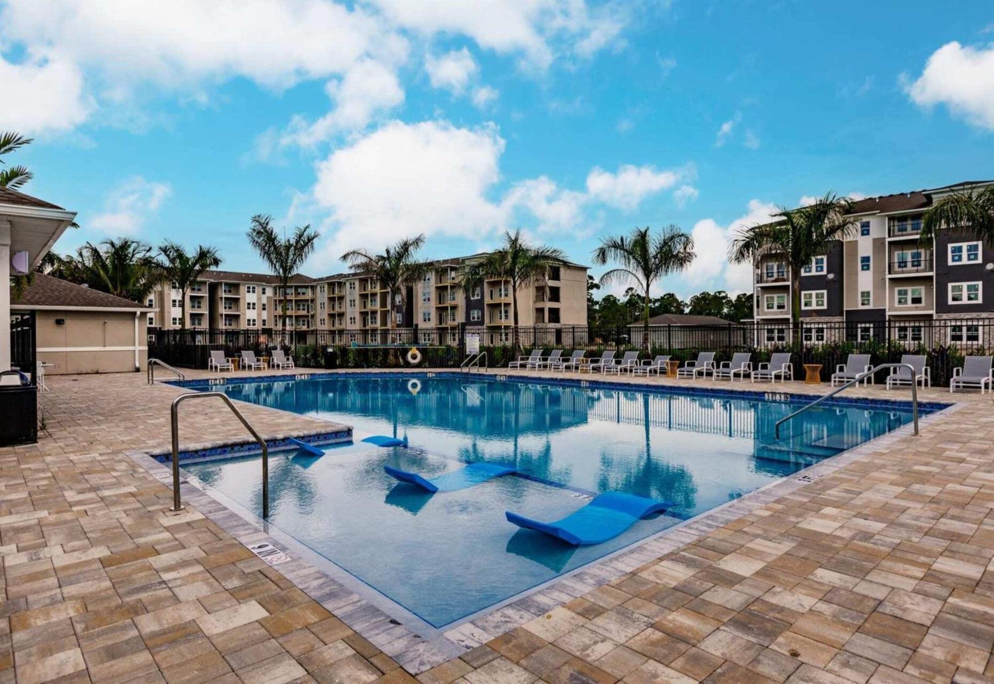 The Vantage Apartments By Barsala Cape Coral Bagian luar foto